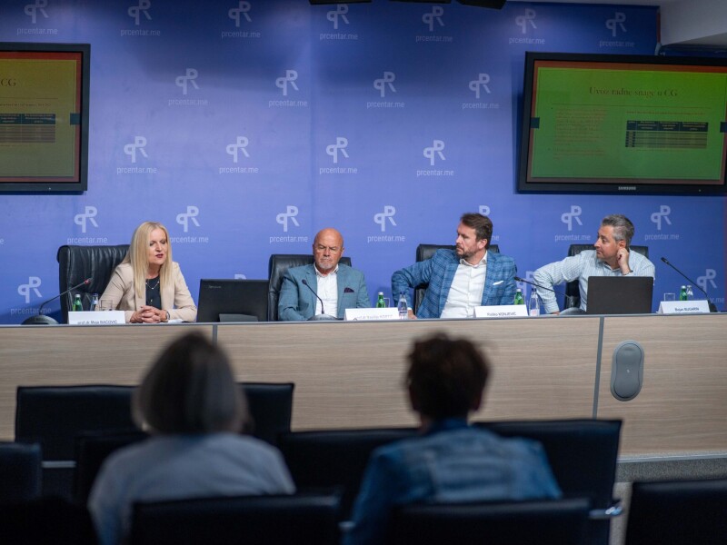 Na pres konferenciji govorili su predstavnici Crnogorskog udruženja poslodavaca – Raško Konjević i Vasilije Kostić, kao i profesorica Ekonomskog fakulteta Maja Baćović i autor studije i ekspert za pitanja migracija, Bojan Bugarin.